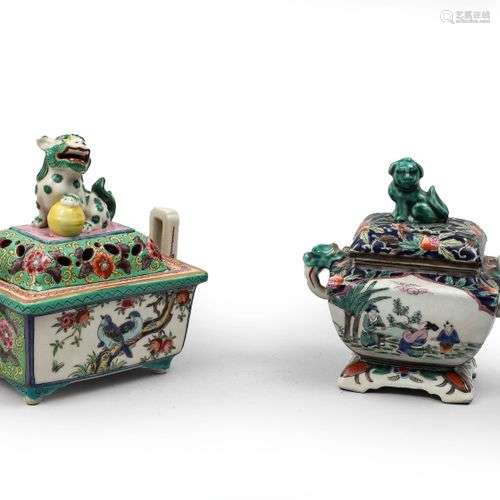 Deux Brûle-Parfums en porcelaine de styleChine XXe siècleH. ...