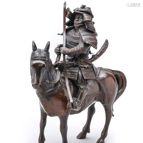 Samouraï à cheval à l’arrêt en bronze patiné,aux détails fin...