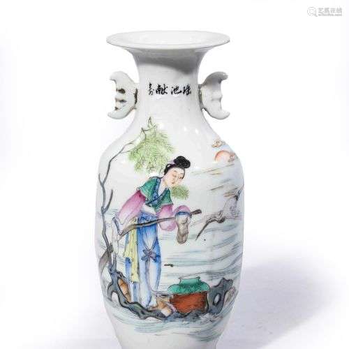 Vase en porcelaine à décorde personnages.Chine XXe siècleH. ...