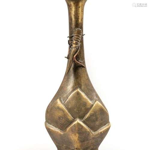 Vase en bronze au criquet.Japon XXe siècleH. 21,5 cm