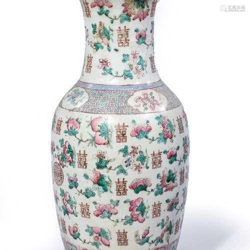 Vase à décor d’idéogrammes et fleurs.Chine Canton XIXe siècl...