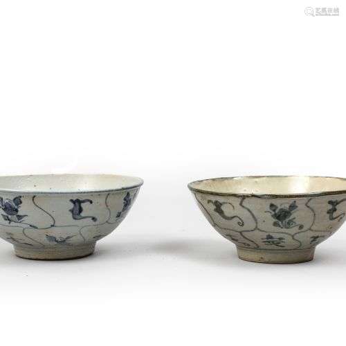 Deux bols en porcelaine bleu, blanc à décor stylisé.Chine XI...
