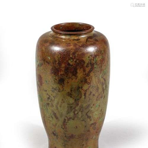 Vase en bronze de couleur vert-brun et rouge-brun, à surface...