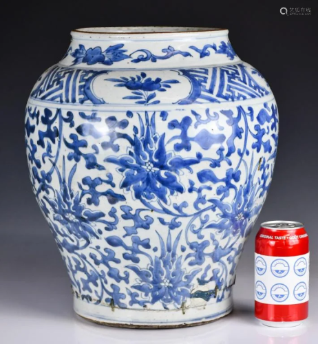 A Blue and White Vase Repaired Early Qing
