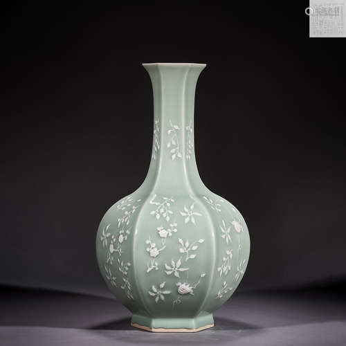 Qing Dynasty, Bean Green Glaze Diamond Bottle