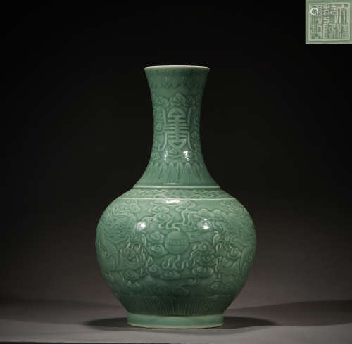 Qing Dynasty, Bean Green Glaze Dragon Pattern Bottle
