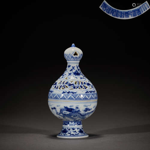 Qing Dynasty,Blue and White Dragon Pattern Bottle