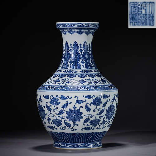 Qing Dynasty,Blue and White Interlock Branch Bottle