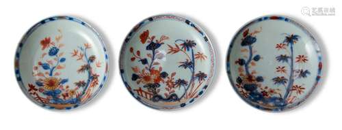 THREE CHINESE IMARI SMALL DISHES KANGXI PERIOD (1661-1722)