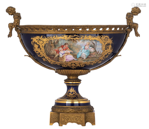 A large SÃ¨vres porcelain coupe, H 47,5 - W 53 cmâ€¦