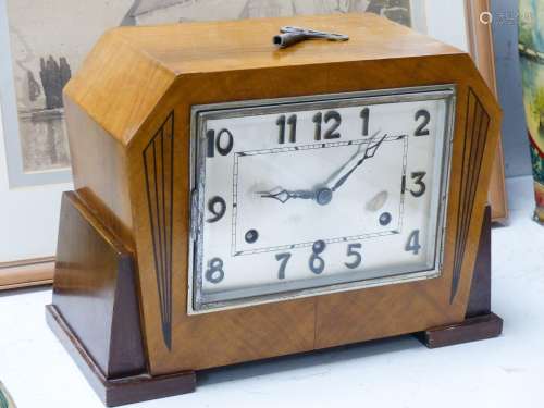 An Art Deco walnut cased eight day mantel clock, 32.5 cm wid...
