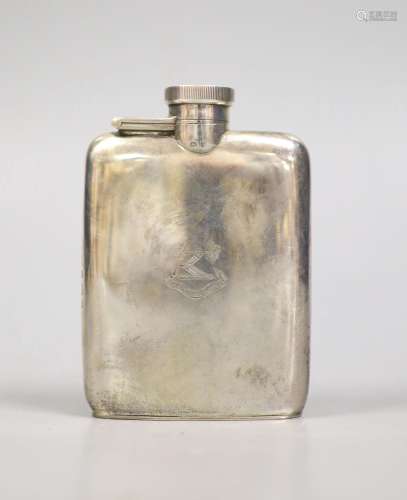 A George V silver hip flask, Birmingham, 1915, 10.1cm, 117 g...