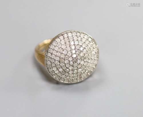 A modern 9kt and pave set diamond chip circular dress ring, ...