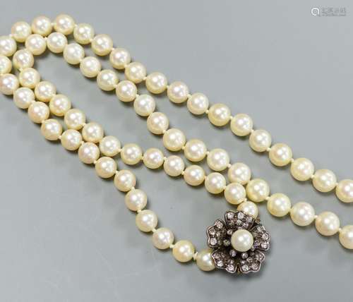 A single strand graduated cultured pearl necklace, with yell...