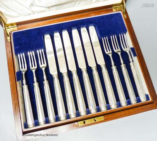 A cased set of twelve pairs of George V silver bladed fruit ...