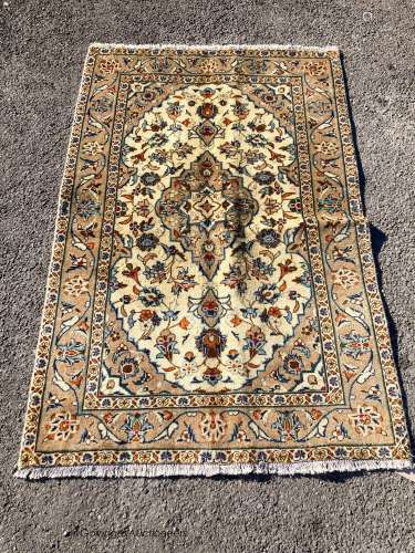 A Kashan rug, 150 x 98cm
