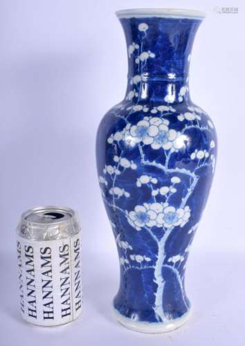 A 19TH CENTURY CHINESE BLUE AND WHITE PORCELAIN BALUSTER VAS...
