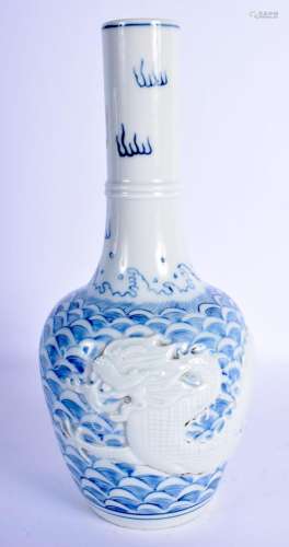 AN EARLY 20TH CENTURY CHINESE BLUE AND WHITE PORCELAIN BULBO...