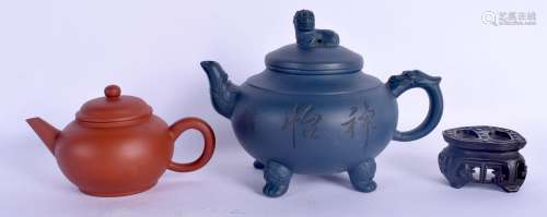 AN EARLY 20TH CENTURY CHINESE YIXING POTTERY TEAPOT AND COVE...