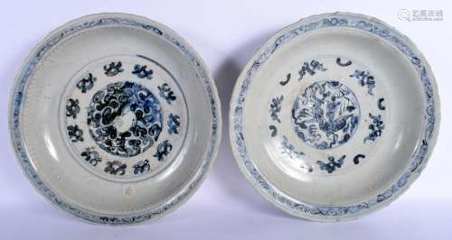 A PAIR OF 17TH CENTURY CHINESE BLUE AND WHITE BARBED DISHES ...