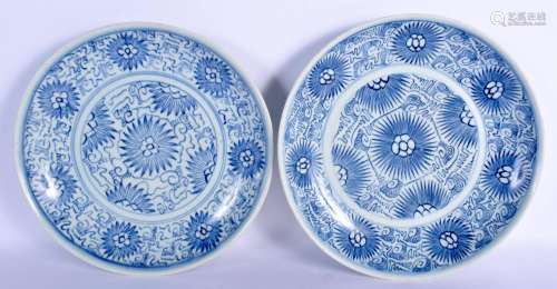 A PAIR OF 19TH CENTURY CHINESE BLUE AND WHITE CIRCULAR DISHE...