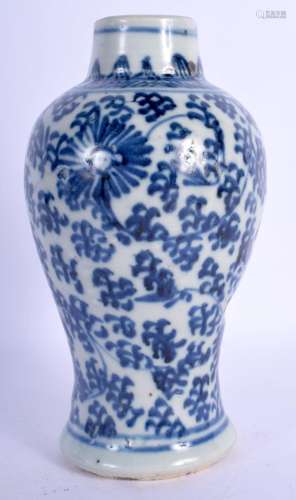 AN EARLY 18TH CENTURY CHINESE BLUE AND WHITE PORCELAIN VASE ...