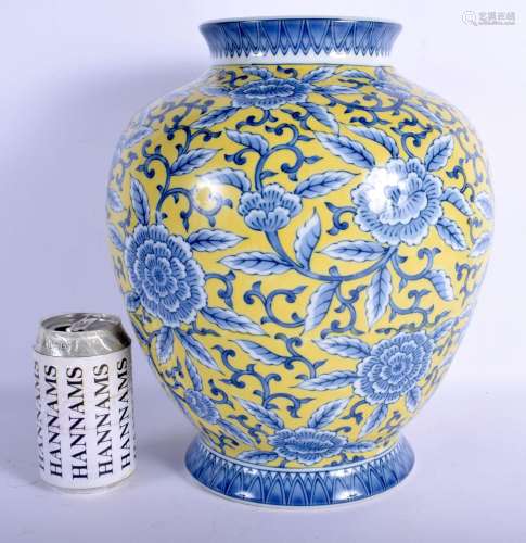 A LARGE CHINESE BLUE AND WHITE PORCELAIN VASE 20th Century, ...
