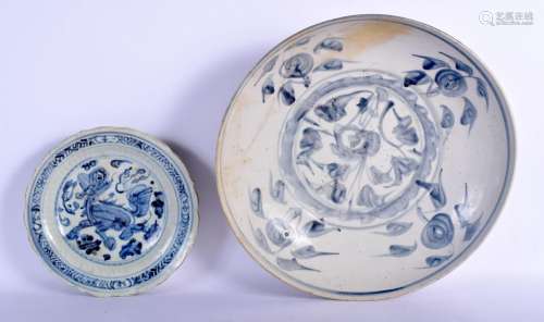 A LARGE 17TH/18TH CENTURY CHINESE BLUE AND WHITE DISH Ming/Q...