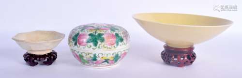 AN EARLY 20TH CENTURY CHINESE FAMILLE ROSE PORCELAIN BOX AND...