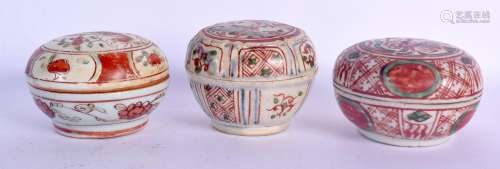 THREE 16TH CENTURY CHINESE SWATOW WARE PORCELAIN BOXES AND C...