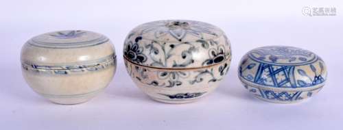 THREE 16TH/17TH CENTURY CHINESE BLUE AND WHITE PORCELAIN BOX...