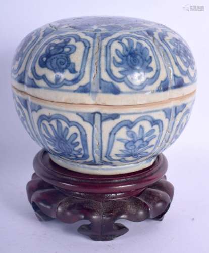 A 16TH/17TH CENTURY CHINESE BLUE AND WHITE BOX AND COVER Min...