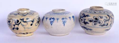 A 17TH CENTURY CHINESE BLUE AND WHITE PORCELAIN JARLET Ming,...