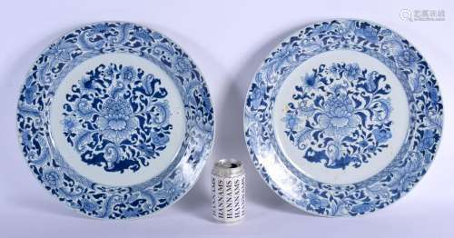A LARGE PAIR OF EARLY 18TH CENTURY CHINESE BLUE AND WHITE CH...