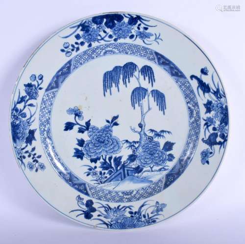 A LARGE EARLY 18TH CENTURY CHINESE BLUE AND WHITE PORCELAIN ...