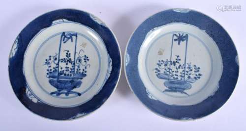 A PAIR OF EARLY 18TH CENTURY CHINESE BLUE AND WHITE PORCELAI...