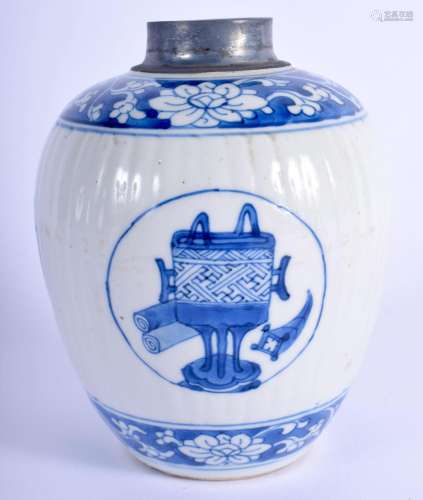 A 17TH CENTURY CHINESE BLUE AND WHITE PORCELAIN JAR Kangxi, ...