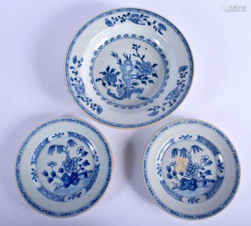 THREE EARLY 18TH CENTURY CHINESE BLUE AND WHITE PORCELAIN PL...