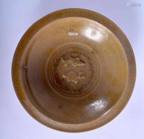 A 15TH/16TH CENTURY CHINESE CELADON LONGQUAN BOWL Ming, deco...