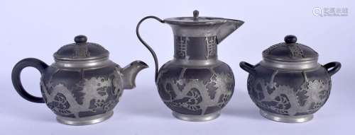 AN EARLY 20TH CENTURY CHINESE PEWTER OVERLAID YIXING TYPE TE...