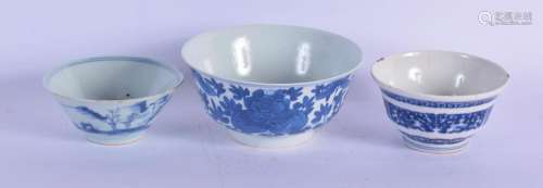 THREE 18TH/19TH CENTURY CHINESE BLUE AND WHITE BOWLS Qing. L...