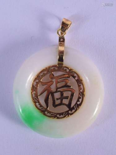 AN EARLY 20TH CENTURY CHINESE 14CT GOLD JADEITE PENDANT Late...