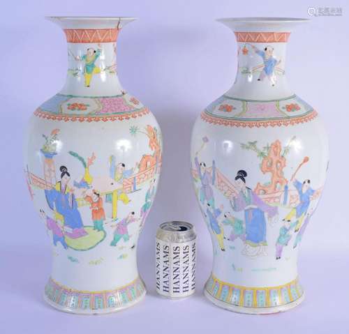 A PAIR OF EARLY 20TH CENTURY CHINESE FAMILLE ROSE PORCELAIN ...