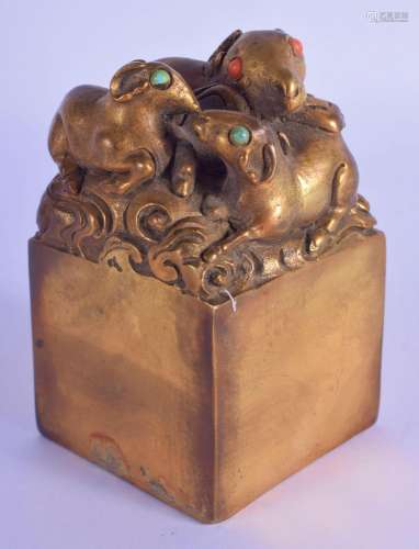 A CHINESE GILT BRONZE SEAL inset with coral and turquoise. 9...
