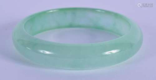 A 20TH CENTURY CHINESE CARVED ICY JADE BANGLE . 7cm Diameter