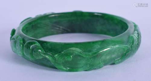 A 20TH CENTURY CHINESE CARVED GREEN JADE BANGLE . 7cm Diamet...