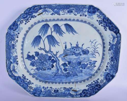 A LARGE 18TH CENTURY CHINESE EXPORT BLUE AND WHITE PORCELAIN...
