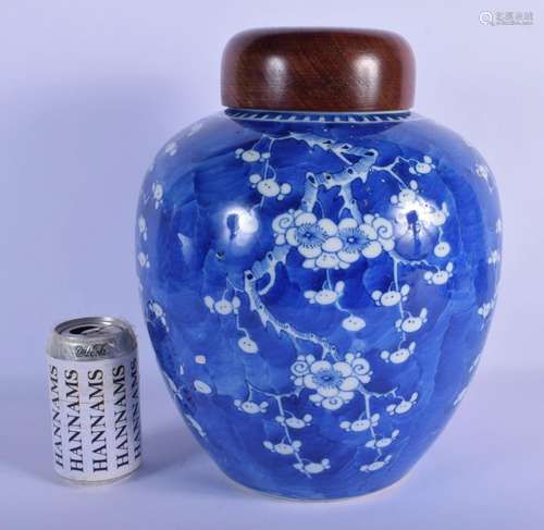 A LARGE 18TH/19TH CENTURY CHINESE BLUE AND WHITE PORCELAIN G...