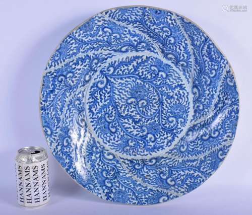 A VERY LARGE 17TH/18TH CENTURY CHINESE BLUE AND WHITE SCALLO...