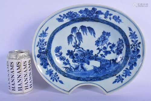 AN 18TH CENTURY CHINESE EXPORT BLUE AND WHITE BARBERS DISH Q...